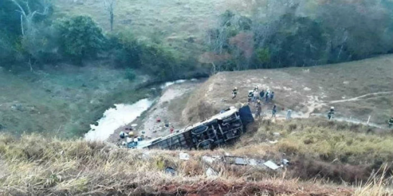 Ônibus que saiu de SP com destino ao Ceará capota em MG e deixa mortos e feridos