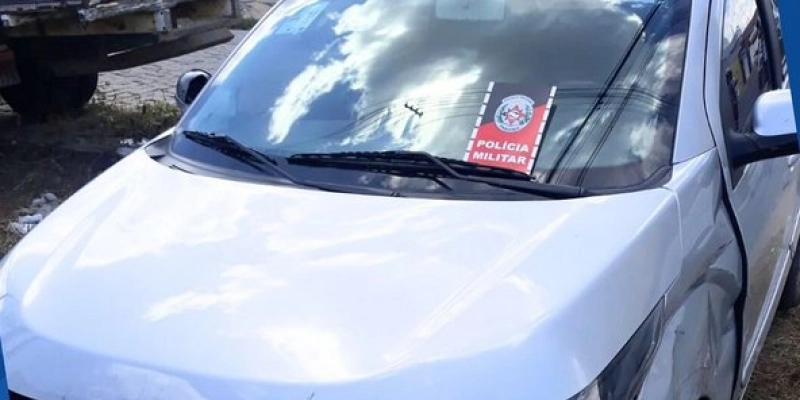 Carro furtado é recuperado em ação da Polícia Militar, no Sertão da Paraíba