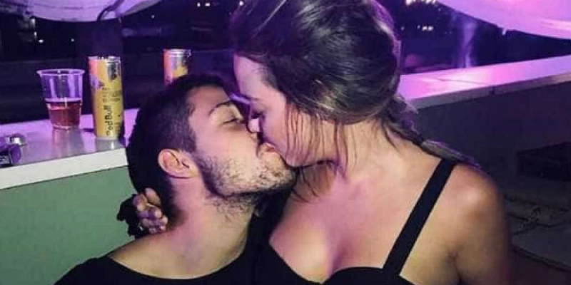 Ex de Neymar se declara ao namorado, e Bruna Marquezine comenta foto; Veja