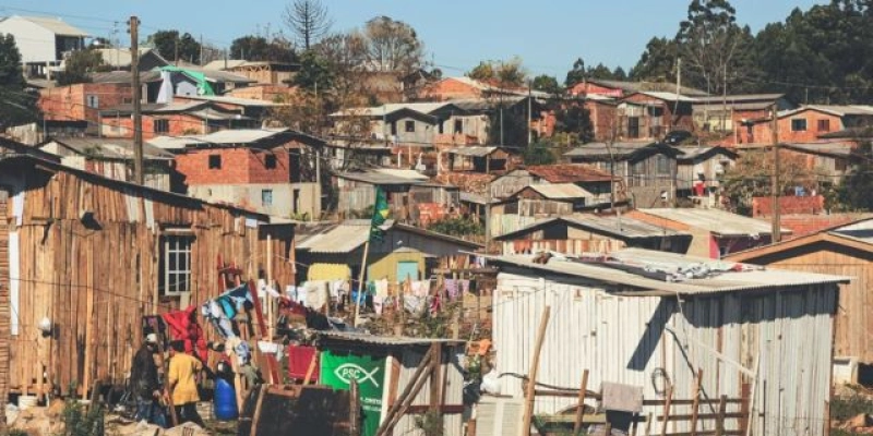 Desigualdade de renda e adensamento domiciliar agravaram pandemia; confira