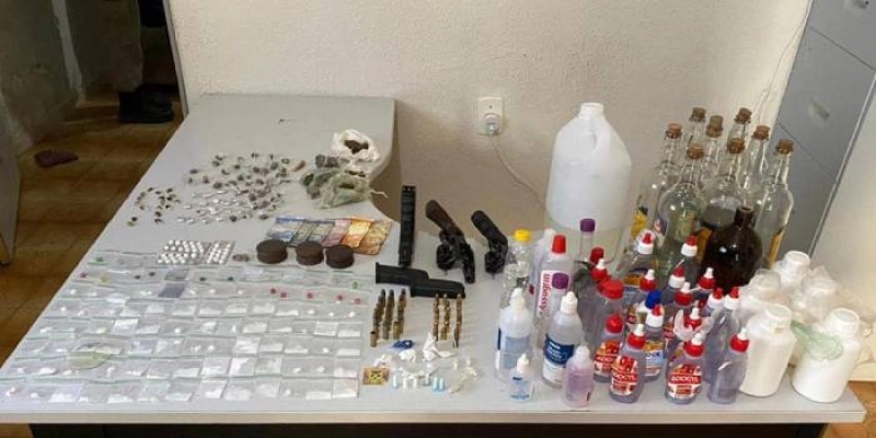 Polícia acaba com festa, prende três suspeitos e apreende armas e drogas