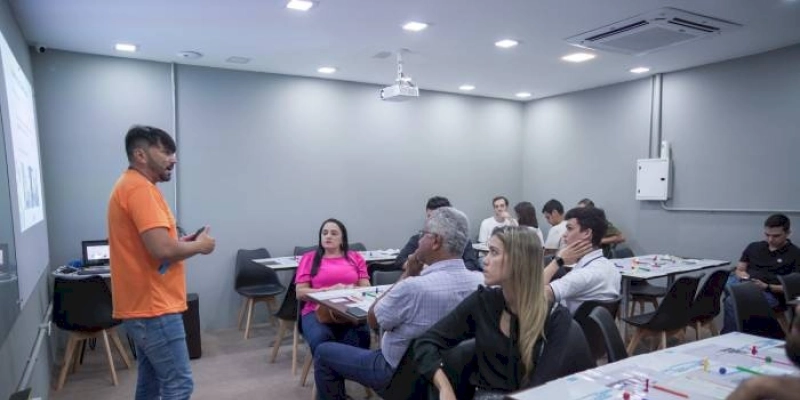 Empresários, parlamentares e diretores da FIEP prestigiam palestras de encerramento do Mundo SENAI 2023