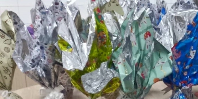 Socioeducandos do Lar do Garoto produzem ovos de Páscoa para presentear familiares