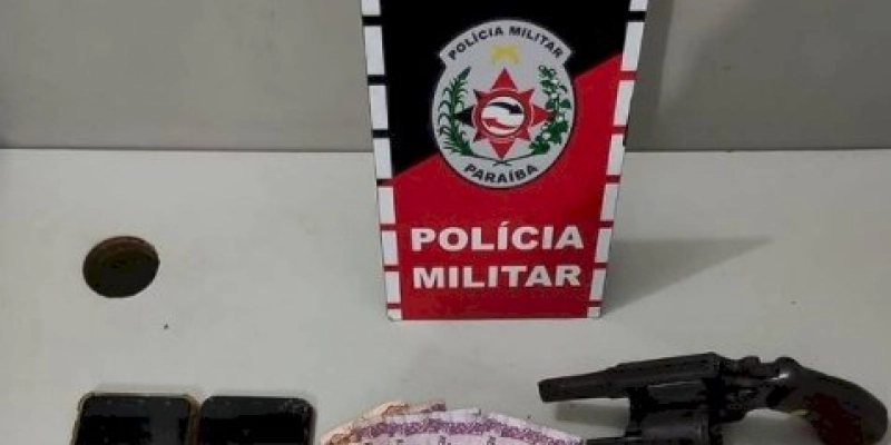 Dois jovens são detidos e adolescente é apreendida por associação ao tráfico e posse ilegal de arma de fogo 