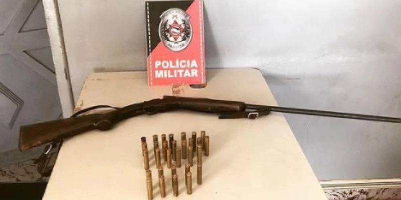Polícia prende suspeito, apreende aves silvestres e arma de fogo
