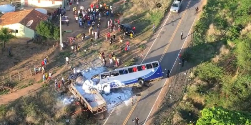 TRAGÉDIA: Ônibus com romeiros colide com caminhão e deixa mortos e feridos