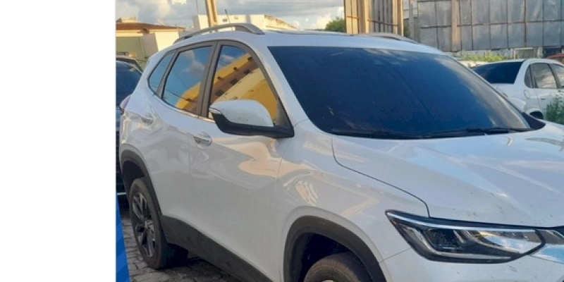 Homem é preso e carro recuperado pela Polícia Militar na cidade de Patos