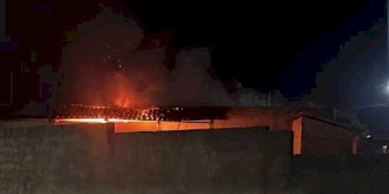 Corpo de Bombeiros é acionado para conter incêndio em residência na cidade de Cajazeiras