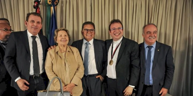 ALPB concede medalha Epitácio Pessoa ao Padre Fabrício durante sessão itinerante em Patos