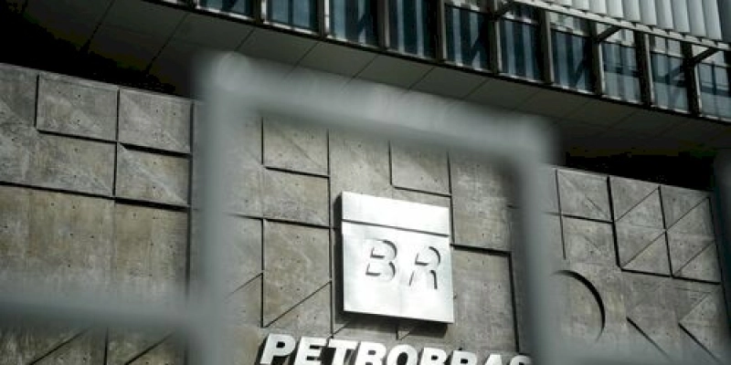 Petrobras reduz preço de gasolina para distribuidoras a partir desta sexta-feira (16)