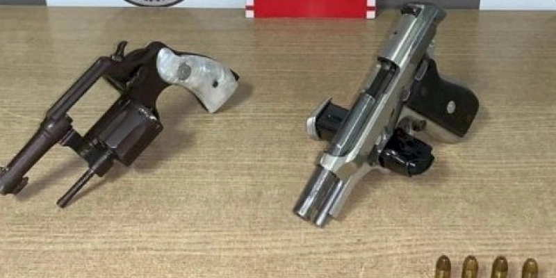 Duas armas de fogo são apreendias pela polícia militar e proprietários são conduzidos a delegacia 
