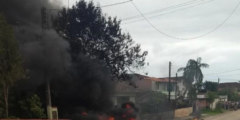 Queda de helicóptero deixa 3 mortos em SC; diretor diz que tripulação foi sequestrada
