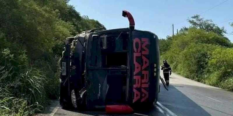 Ônibus da cantora Maria Clara tomba em Rodovia de Alagoas