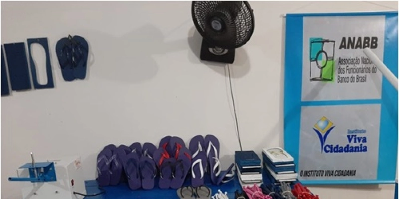 Parceria Seap/Fundac garante fabricação de sandálias para socioeducandos