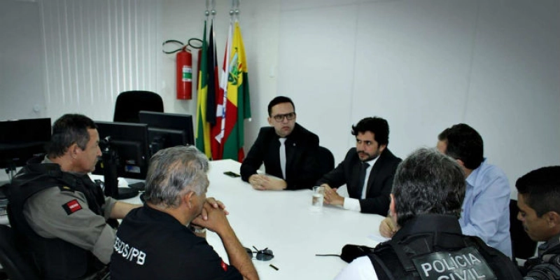 Polícias Civil e Militar realizam operação contra homicídios, roubos e tráfico no Sertão