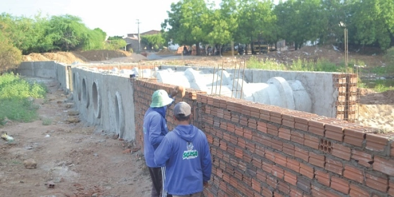 Em Sousa, gestão Tyrone está executando obra de construção de passagem molhada no bairro Guanabara