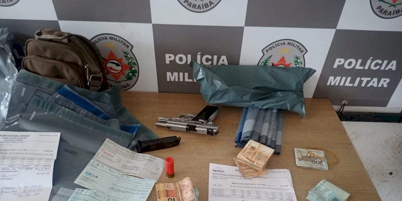 Polícia localiza carro roubado com malotes de dinheiro 