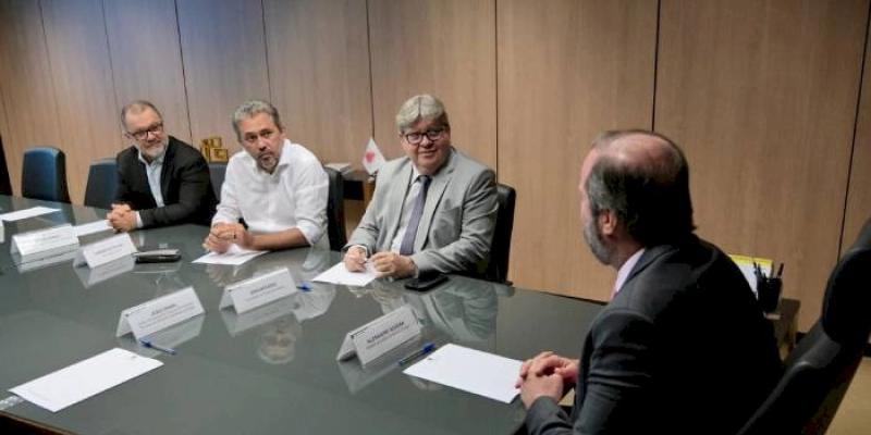 João Azevêdo discute medidas que garantem investimentos em energias renováveis no Nordeste com ministro das Minas e Energia