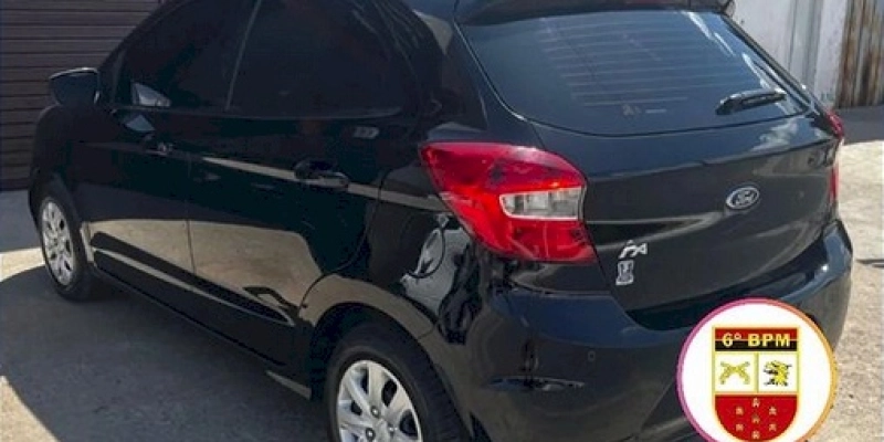 Carro furtado dias atrás é recuperado pela Polícia Militar, na cidade de Cajazeiras