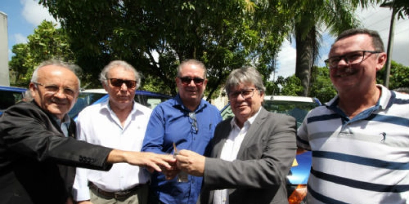 João Azevêdo entrega veículos ao DER para manutenção da malha rodoviária