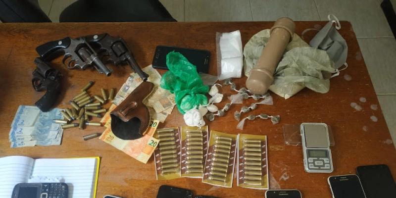 GTE prende suspeitos de roubo a depósito de bebidas e apreende armas e drogas