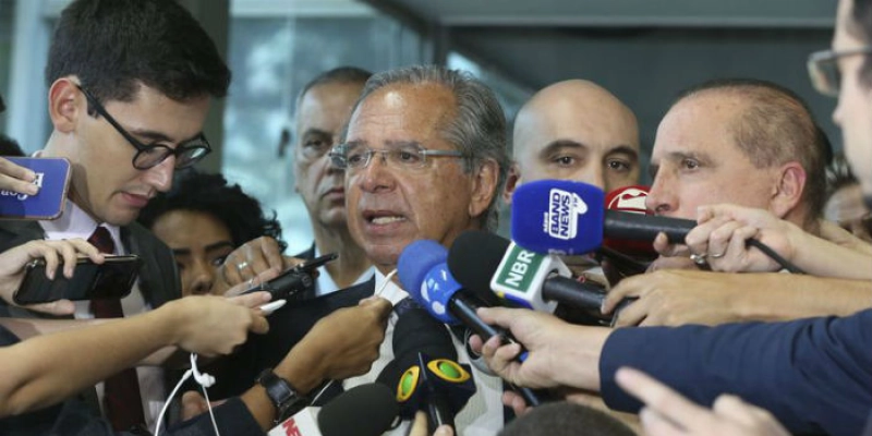 Bolsonaro recebe proposta para combater fraudes e privilégios no INSS