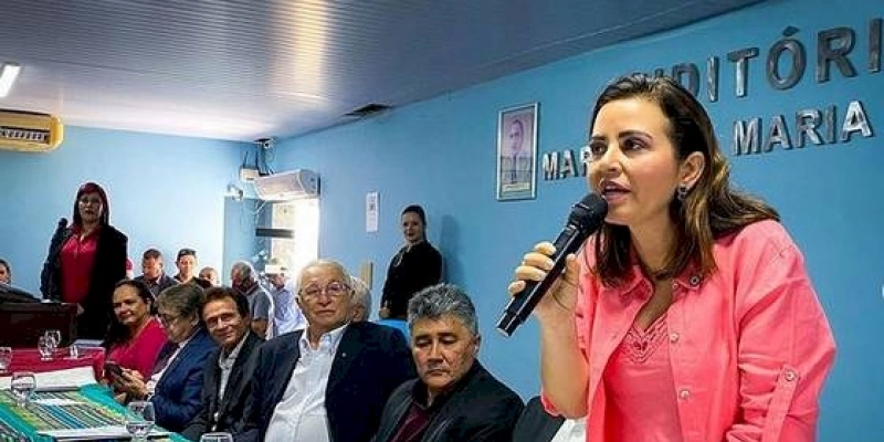 Pollyanna Dutra prestigia a solenidade que marcou o ato de posse de mais dois novos secretários