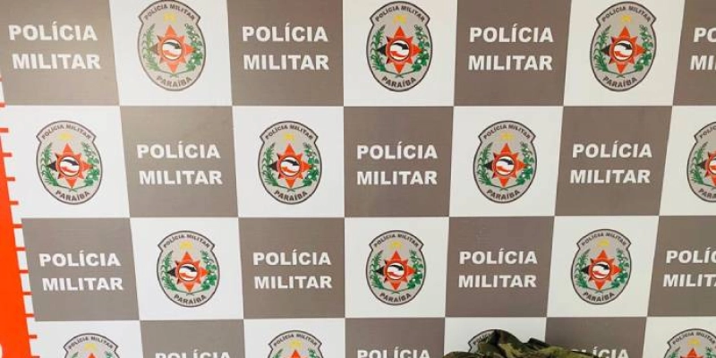 Suspeitos de atuarem como seguranças do tráfico são presos com armas e munições