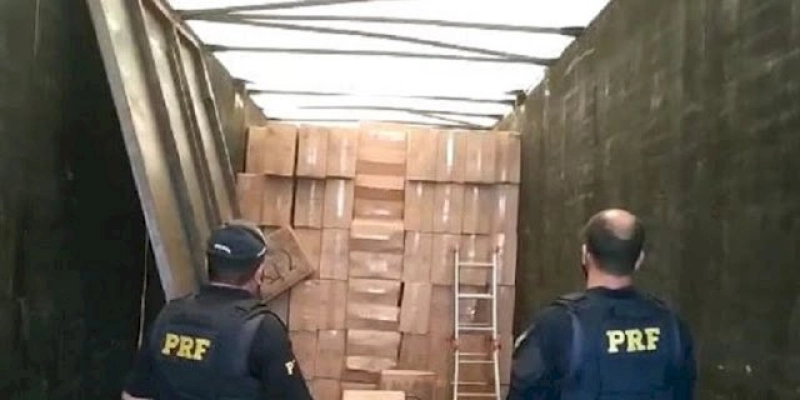 NA PB -  PRF apreende carreta transportando carga de cigarros contrabandeados avaliada em R$ 63 mil 