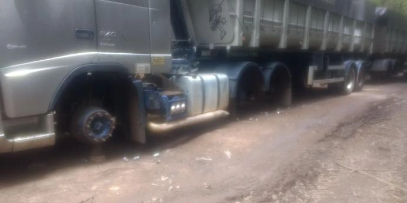 Carretas são abandonadas e depenadas na Paraíba; Cerca de trinta rodas foram levadas