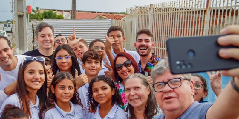 Júnior Araújo celebra início do ano letivo no Complexo Educacional Prof. Manoel Mangueira, em Cajazeiras