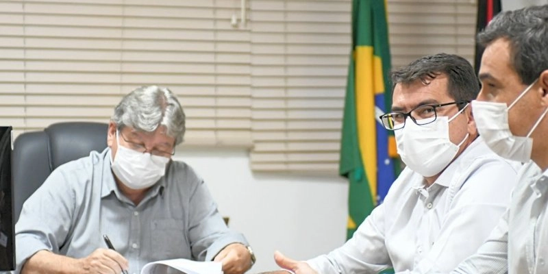 João Azevêdo recebe prefeito de Picuí e assegura convênios para obras no município