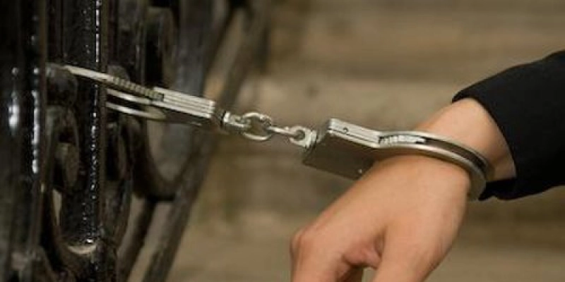 Mulher abandona a filha de três anos em bar e acaba presa pela Polícia 