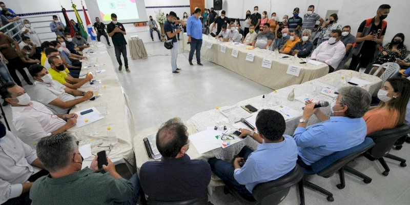 Governador anuncia edital de licitação das obras do Ramal Cariri da adutora Transparaíba e novos investimentos na região
