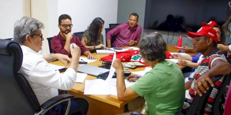 Governador João Azevêdo recebe MST e discute pleitos do Movimento, em João Pessoa