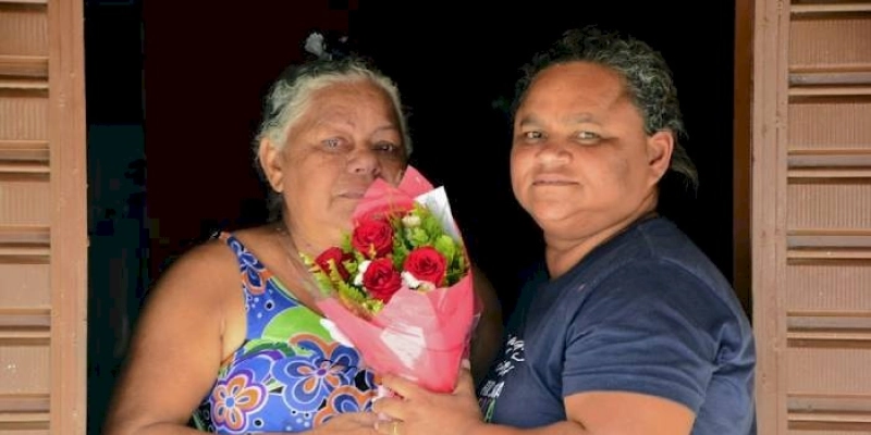 Mães da cidade de São Francisco são tomadas pela emoção ao receberem singela homenagem em alusão ao seu dia; Confira