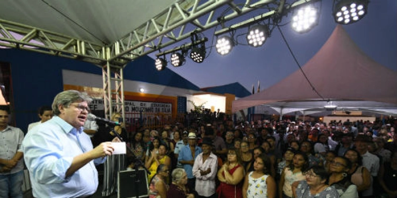 João Azevêdo entrega Centro de Educação e atende estudantes de Juripiranga 