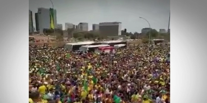 Domingo de manifestação em frente ao Esplanada dos Ministérios em Brasília