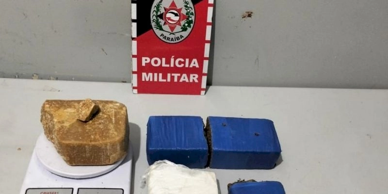 Polícia apreende bolsa com tabletes de cocaína, crack e maconha