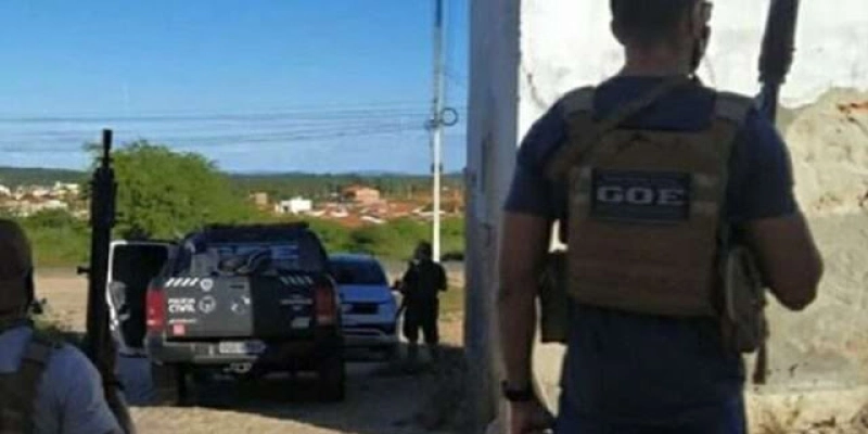 GOE estoura esconderijo de criminosos na cidade de Catolé do Rocha