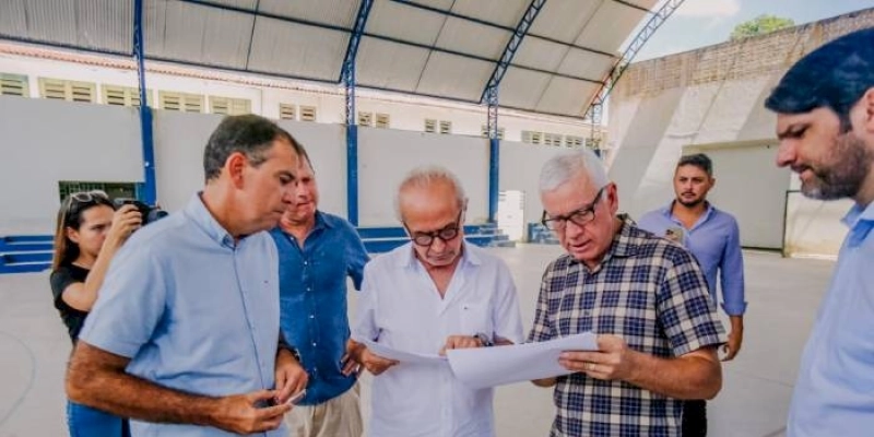 Cícero Lucena vistoria obras em escolas que estão sendo reformadas