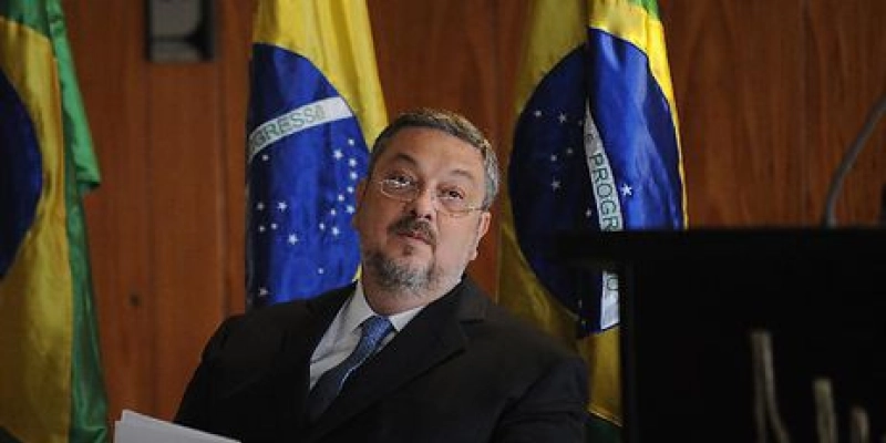 Palocci acusa Lula de negociata na compra de submarinos franceses