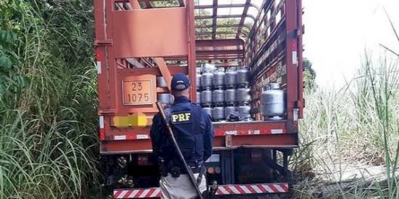 PRF na Paraíba recupera caminhão e carga roubada