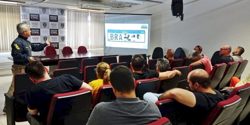 PRF ministra palestras sobre fraudes veiculares para policiais civis da Paraíba