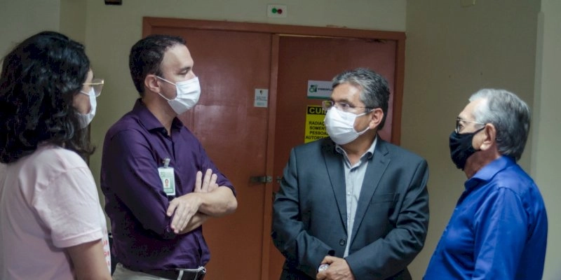 Adriano Galdino visita Hospital Napoleão Laureano e assegura parceria com a instituição