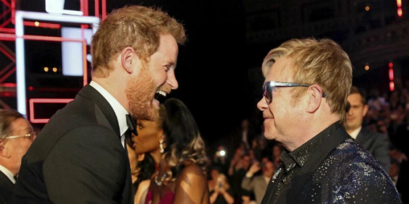 Elton John cancela shows por causa do casamento de Harry e Markle