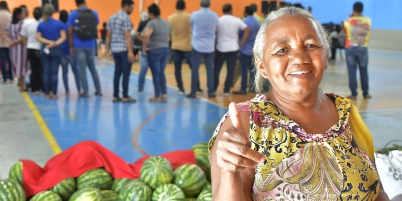 Pollyanna Dutra entrega 30 toneladas de alimentos na abertura do PAA em Pedras de Fogo