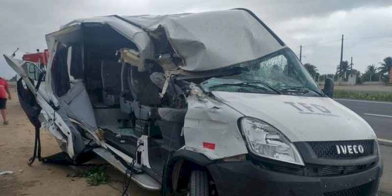 Forte colisão entre van e caminhão deixa feridos na BR-230