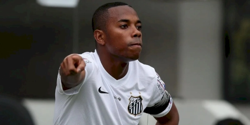 Defesa de Robinho entra com HC no Supremo contra prisão por estupro