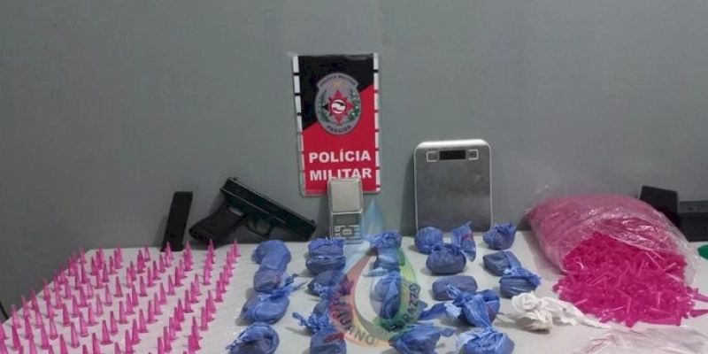 Homem é preso com maconha, crack, cocaína e simulacro de arma de fogo 